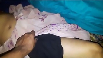 Piękna Hinduska Chętnie Bierze Na Siebie Dwa Kutasy Od Swojego Męża.