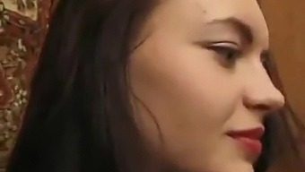 러시아 십대 Jana는 가까이서 그녀의 털이 많은 양털을 자랑합니다