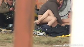 Amatorski Trójkąt Uprawia Seks Publiczny W Europejskim Filmie.