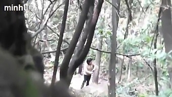 오래된 일본 남자가 숲에서 창녀를 따먹습니다