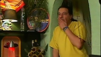Dwa Kutasy Dla Blond Dziwki W Tawernie
